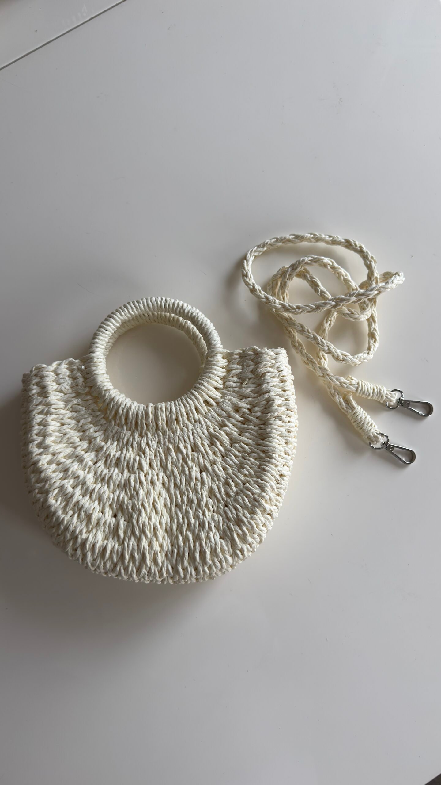 Sac demi-lune en raphia